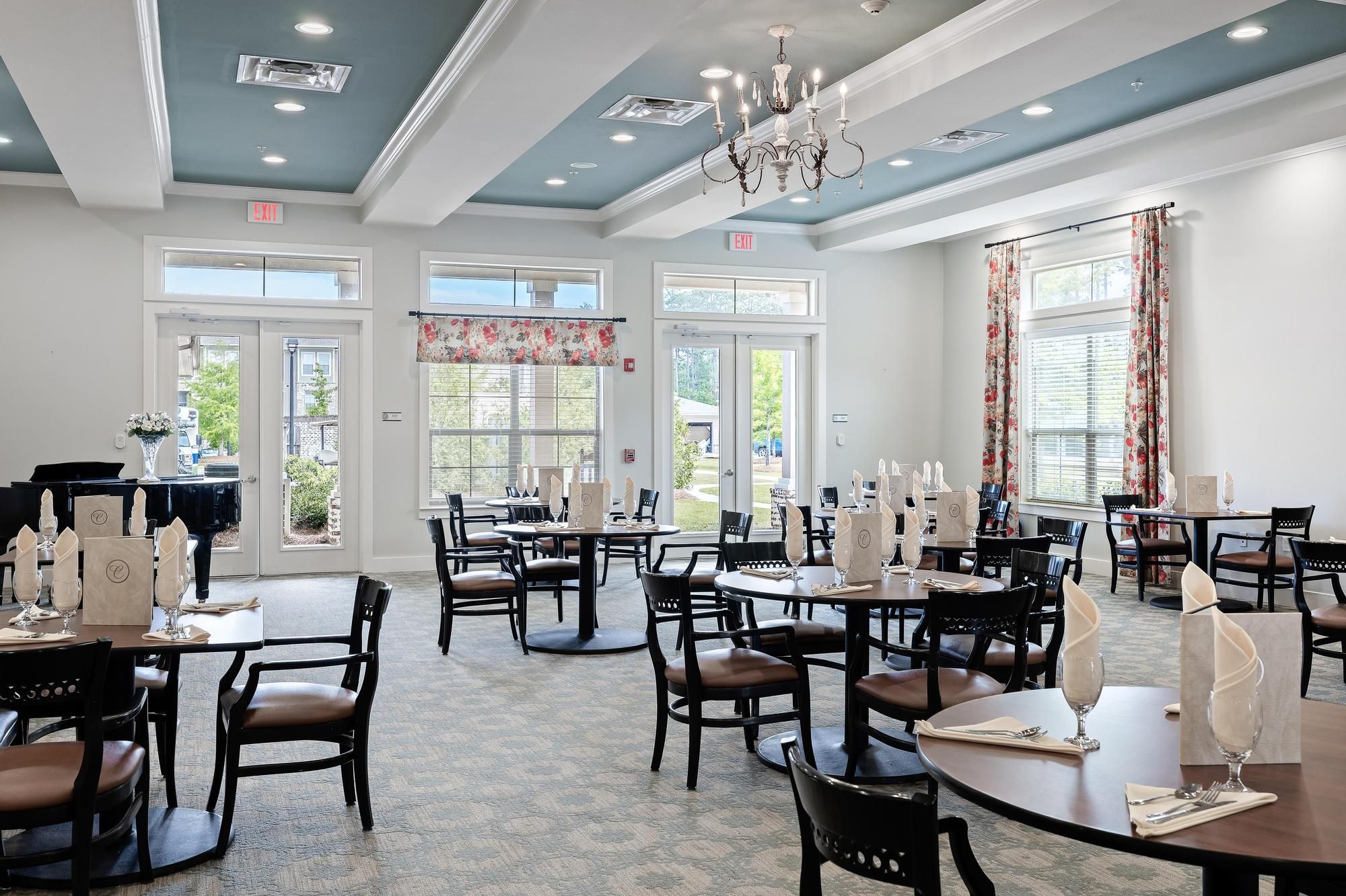 The Claiborne at Hattiesburg assisted living dining room with beautiful finishes